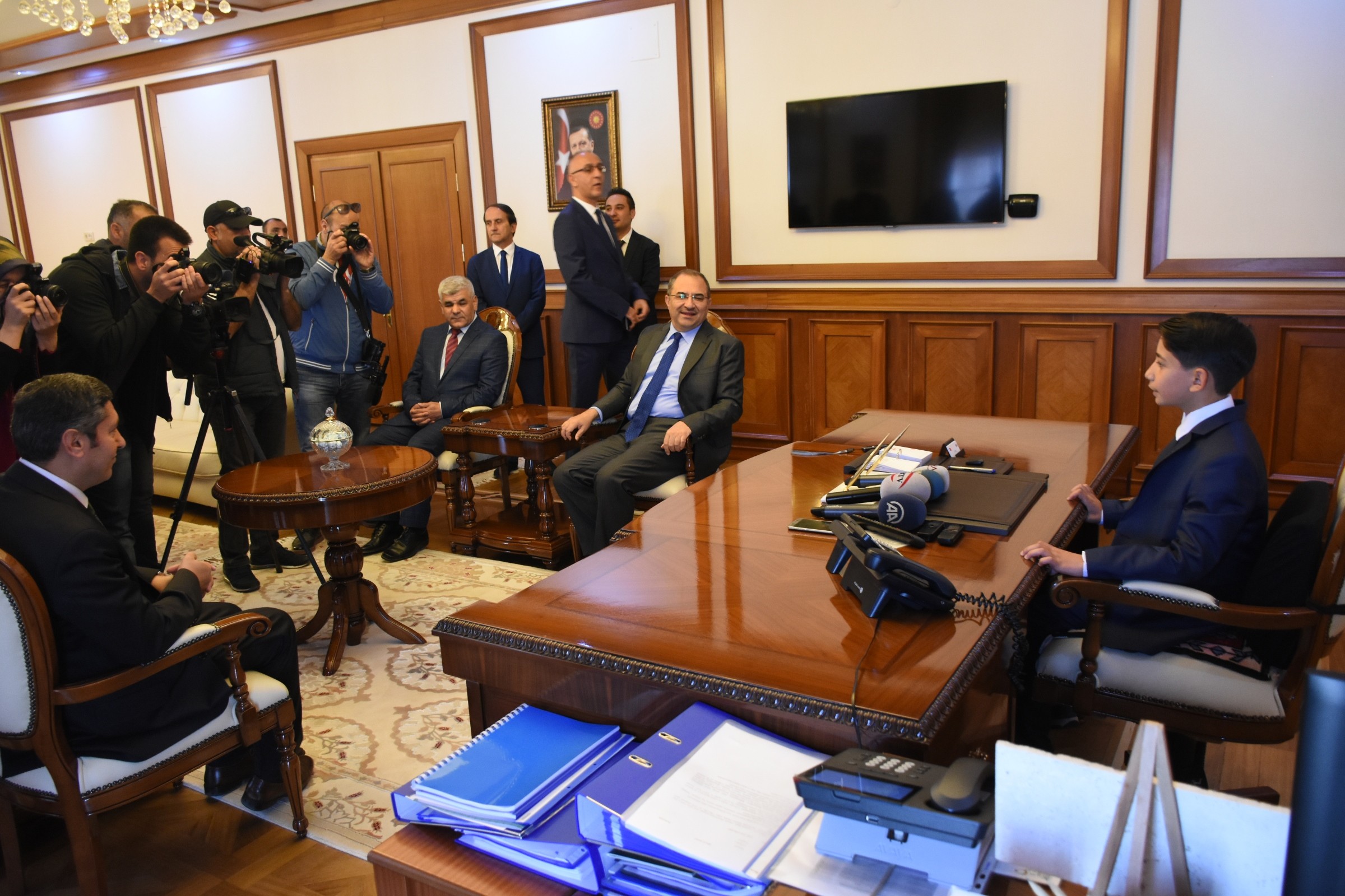 VALİ KABAN KOLTUĞUNU ÖĞRENCİYE DEVRETTİ