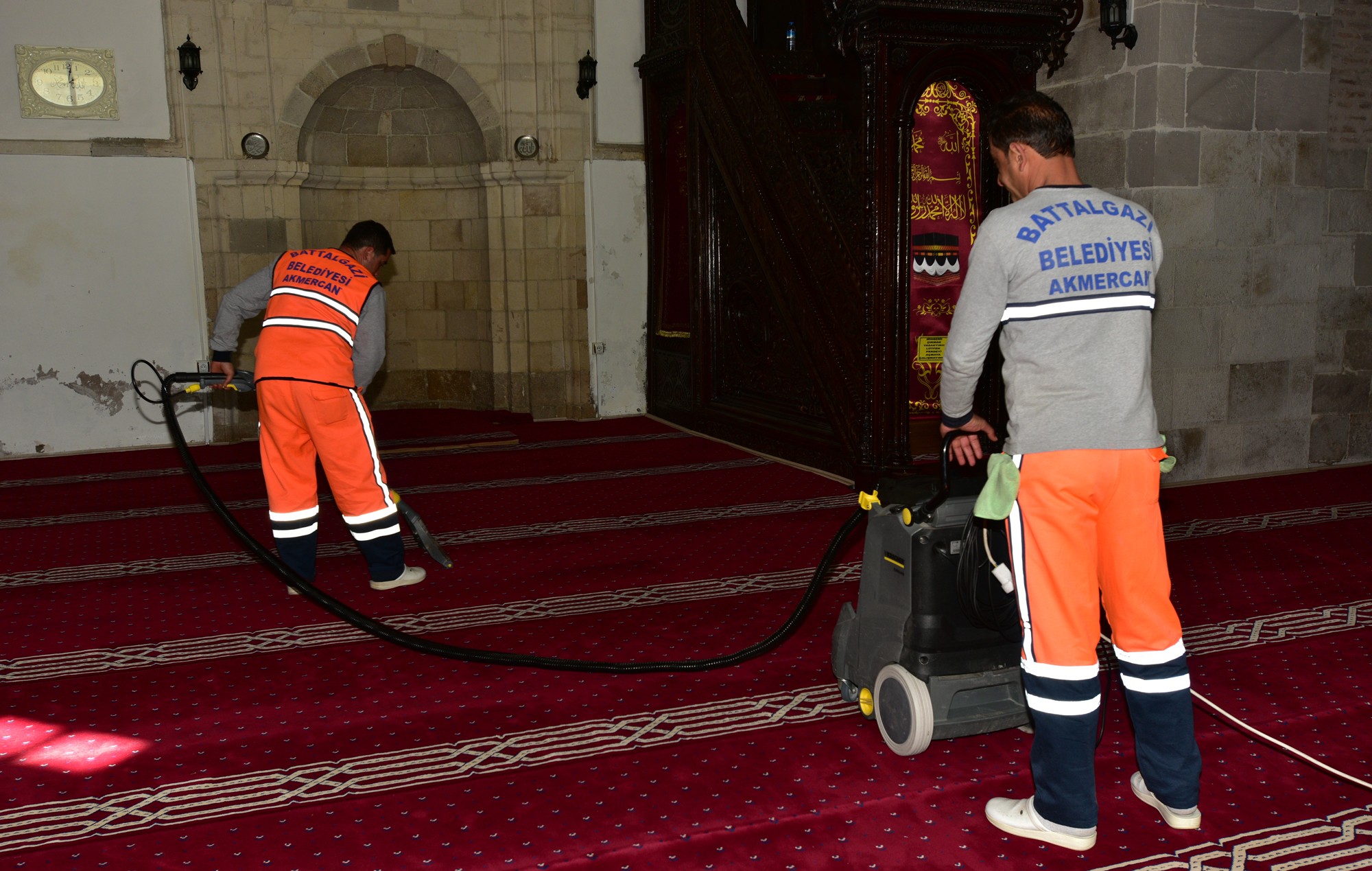 İBADETHANELERDE TEMİZLİK ÇALIŞMALARI DEVAM EDİYOR