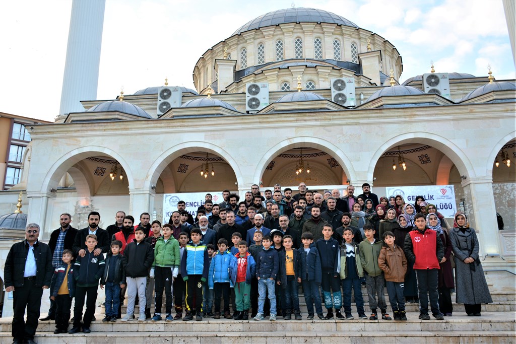 VALİ BARUŞ, “SABAH NAMAZI GENÇLİK BULUŞMASI” PROGRAMINA KATILDI