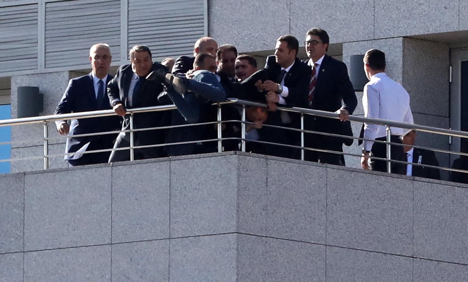 TBMM’DEN ATLAMAK İSTEYEN GENCİ FENDOĞLU VE BERABERİNDEKİLER İKNA ETTİ