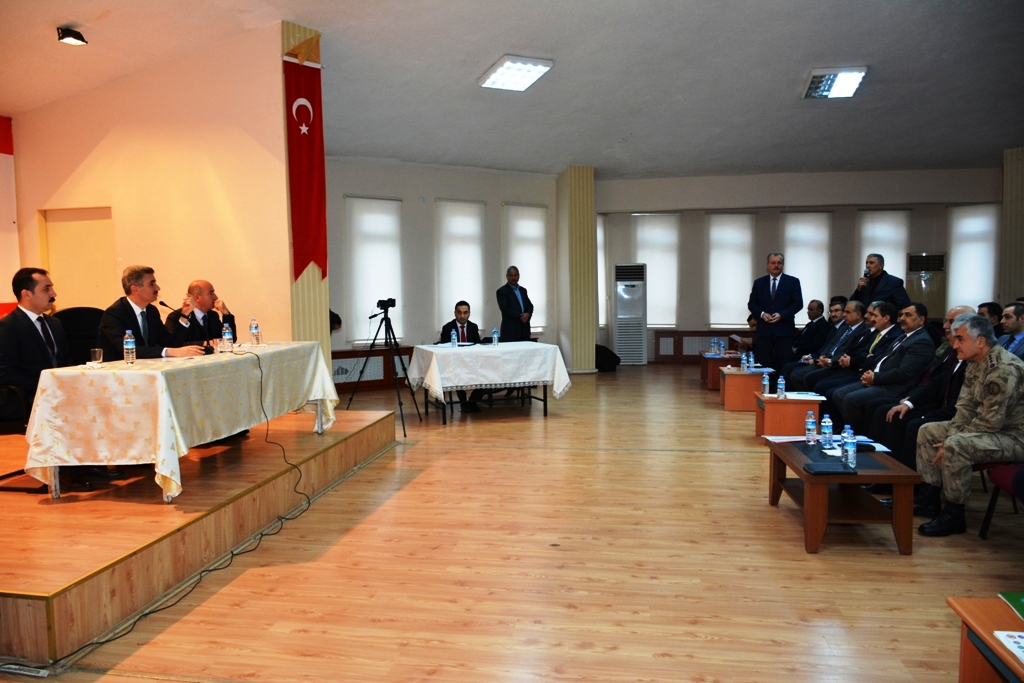 VALİ AYDIN BARUŞ AKÇADAĞ’DA KURUM YETKİLİLERİ VE MUHTARLARI BİR ARAYA GETİRDİ