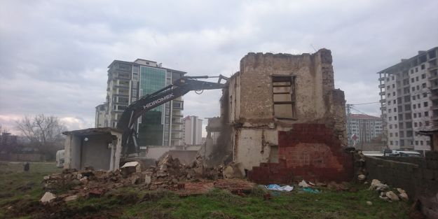 3 METRUK EV DAHA YIKILDI