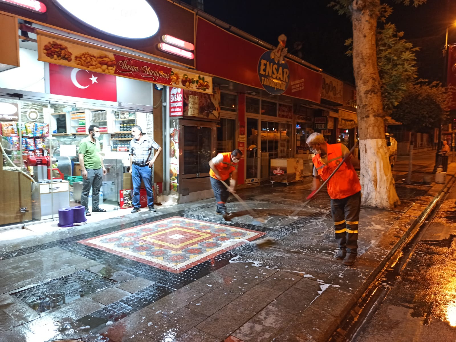 CADDE VE SOKAKLAR İLAÇLI SUYLA YIKANIYOR