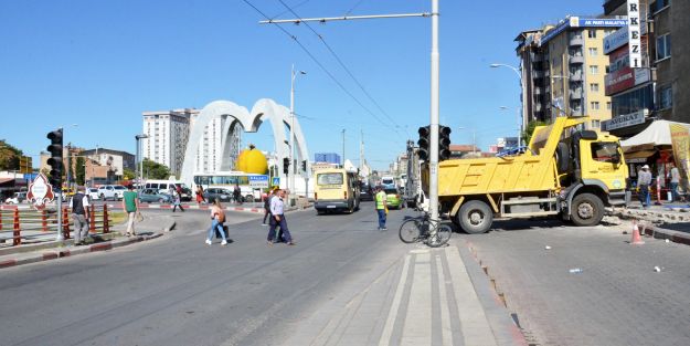 EMEKSİZ KAVŞAĞINDA DÜZENLEME ÇALIŞMASI YAPILIYOR
