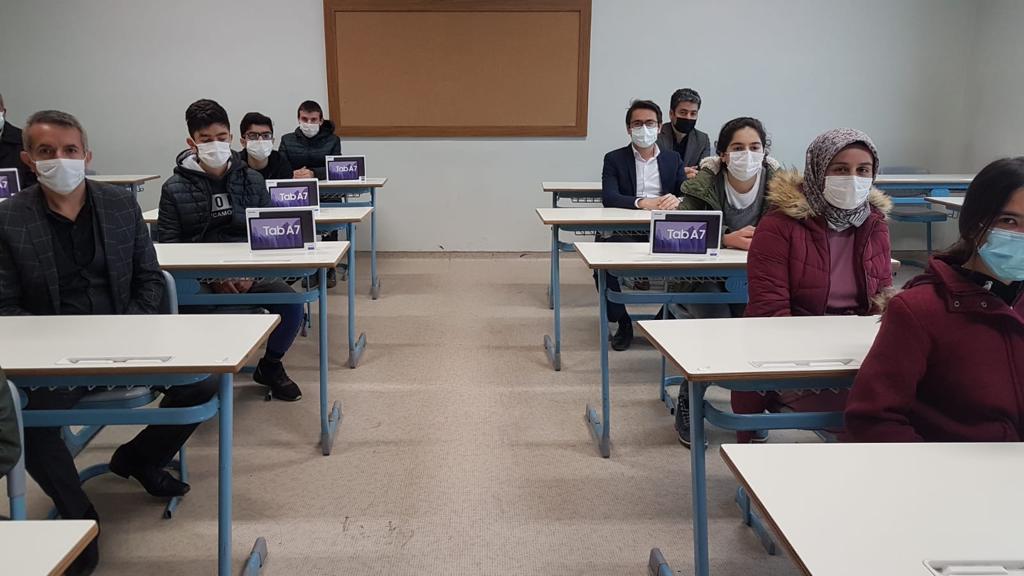 İHTİYAÇLI ÖĞRENCİLERE TABLET DAĞITILDI