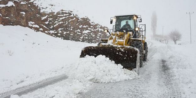 YAĞIŞ NEDENİYLE ULAŞIMA KAPANAN YOLLAR AÇILIYOR