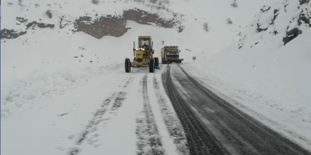 YOLLAR AÇILDI, MAHSUR KALAN ARAÇLAR KURTARILDI
