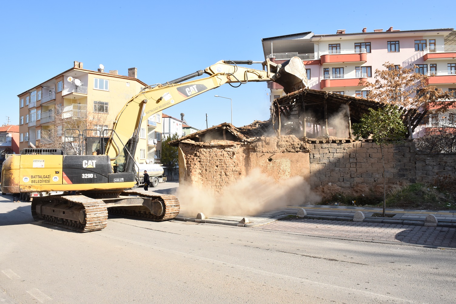 BATTALGAZİ’DEKİ METRUK BİNALAR YIKILIYOR