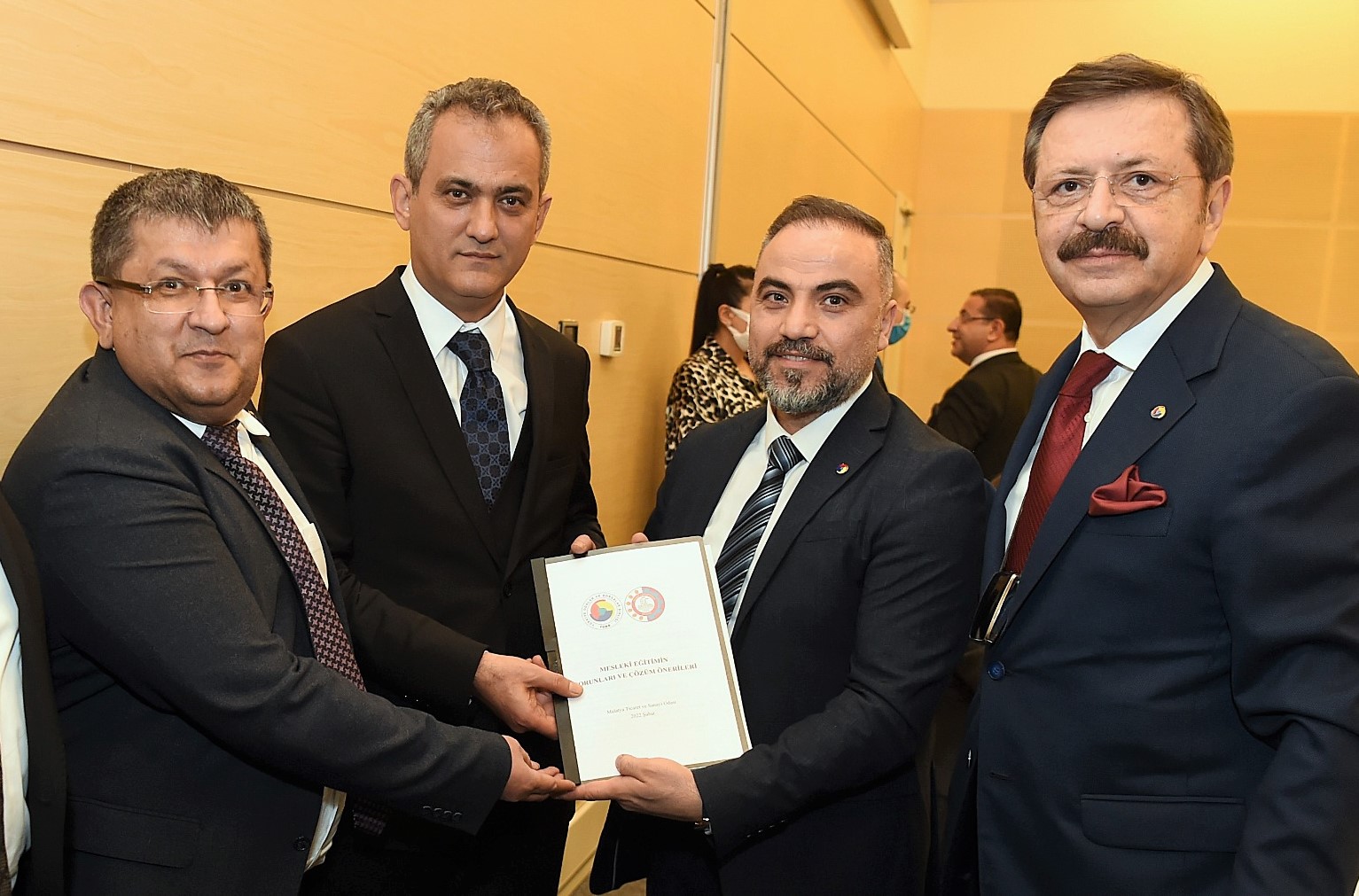 TSO’NUN HAZIRLADIĞI MESLEKİ EĞİTİM DOSYASI BAKAN ÖZER’E SUNULDU