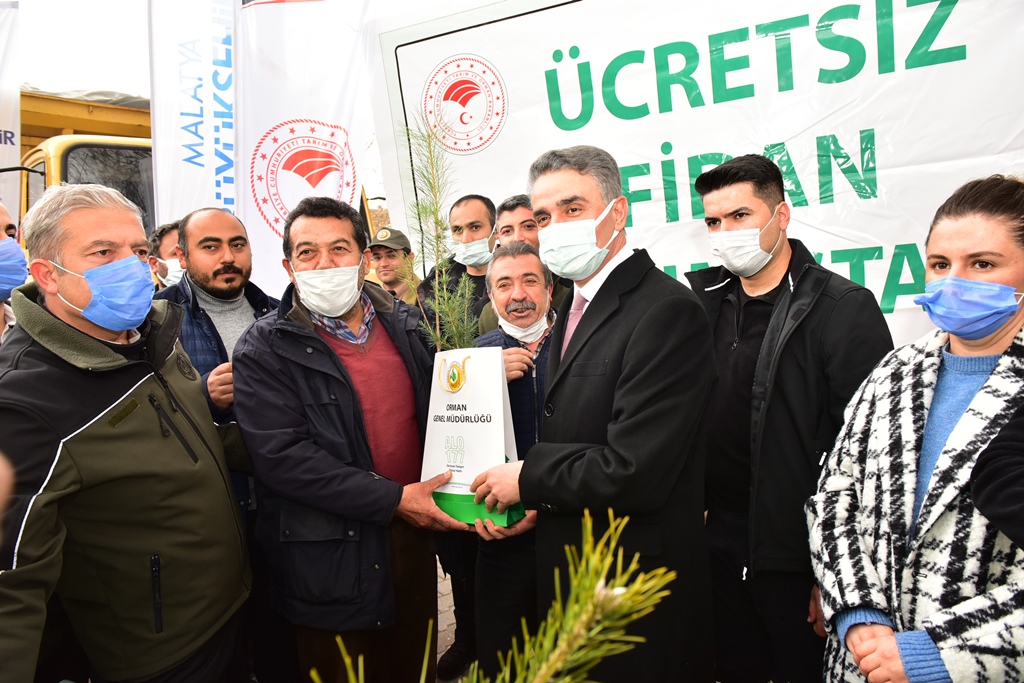 VALİ BARUŞ ORMAN HAFTASINDA FİDAN DAĞITTI