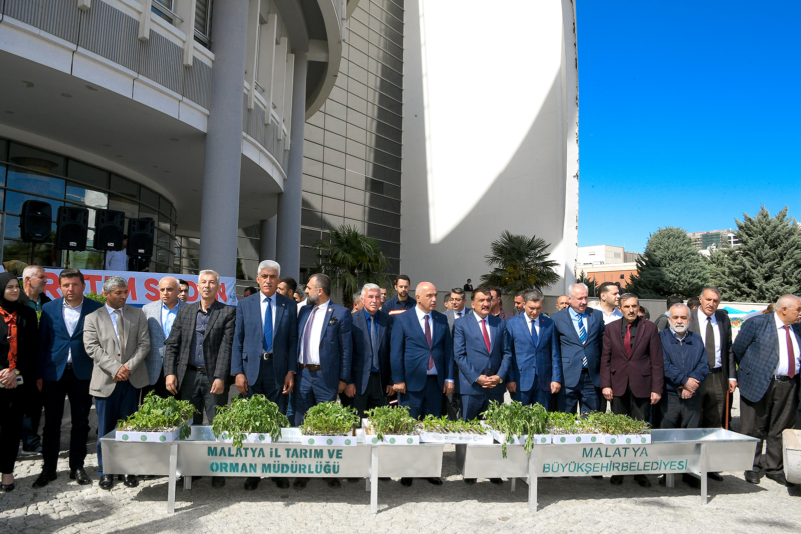 ÜRETİCİLERE SIVAT VE SEBZE FİDESİ DAĞITILDI