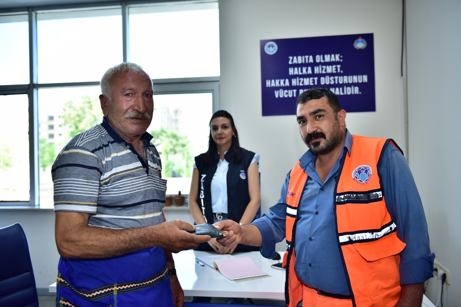 TEMİZLİK GÖREVLİSİNDEN İNSANLIK ÖLMEDİ DEDİRTEN DAVRANIŞ